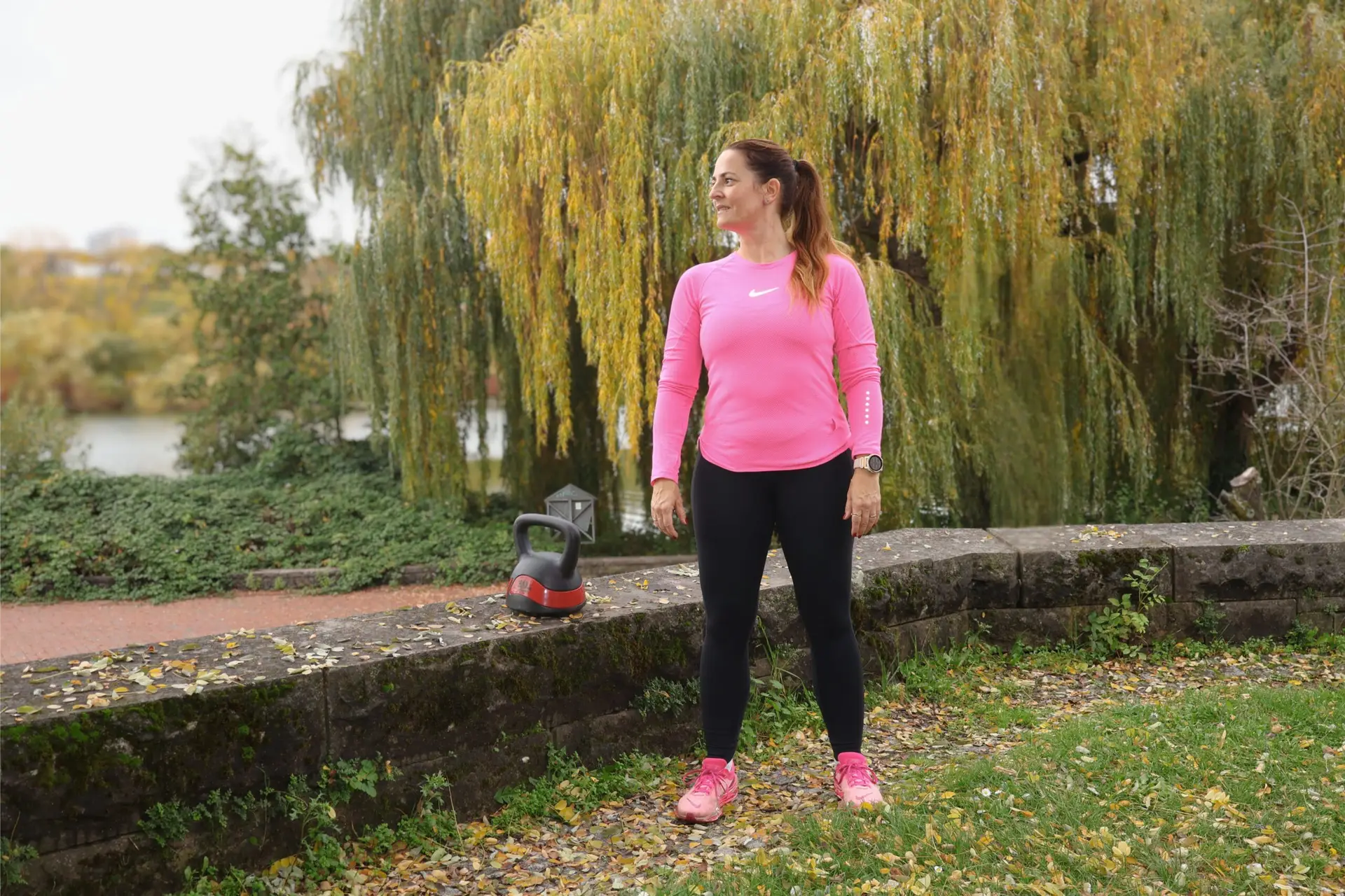 sportliche Frau mit pinkem Shirt in der Natur
